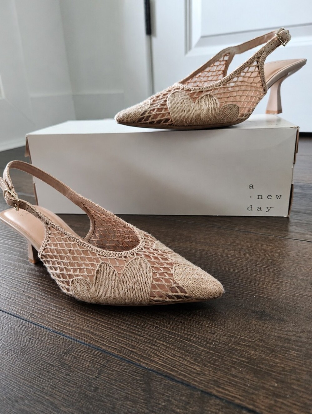 a.new.day Raffia Mesh Floral Slingback Kitten Heels Beige Size 8.5 w/ Box - Picture 2 of 13
